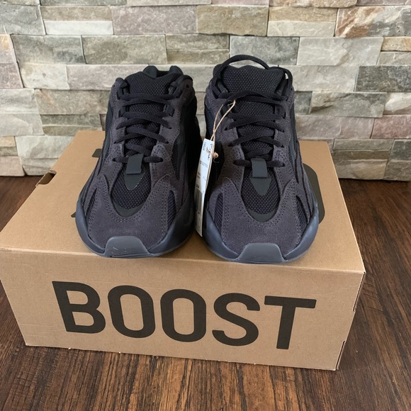YEEZY BOOST 700 V2 - Picture 2 of 6